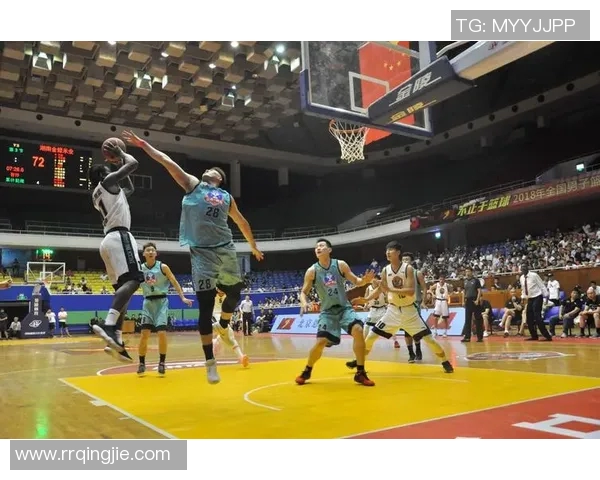 余望在关键时刻补射得分助力球队逆转胜利的精彩瞬间