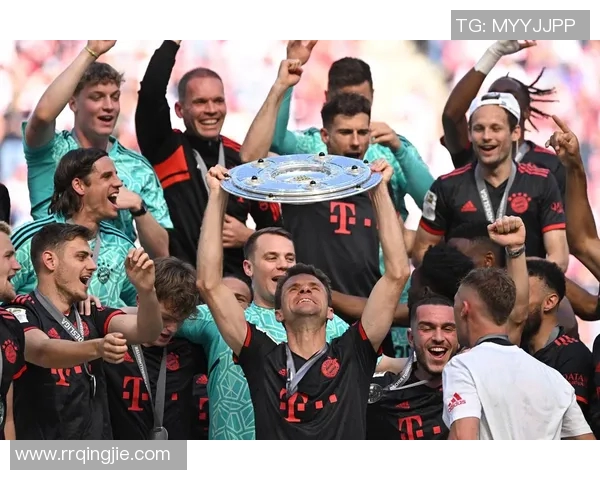 拜仁慕尼黑主场轻松取胜，德甲榜首稳如磐石