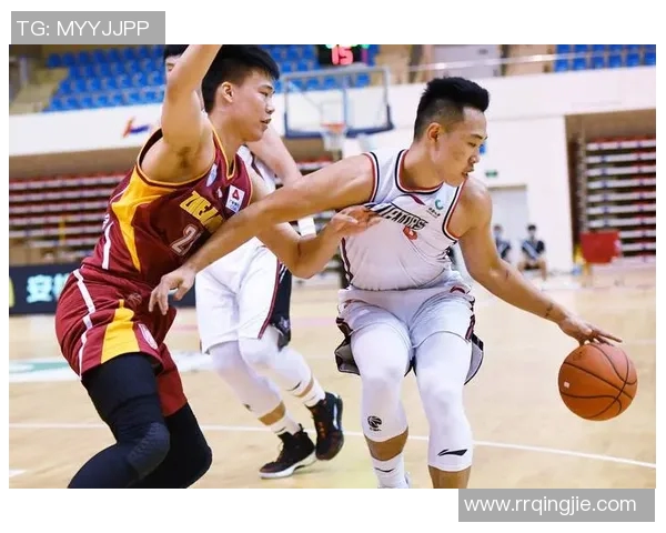 深圳贺希宁跳投精彩瞬间回顾展现篮球场上的绝佳技艺与团队配合